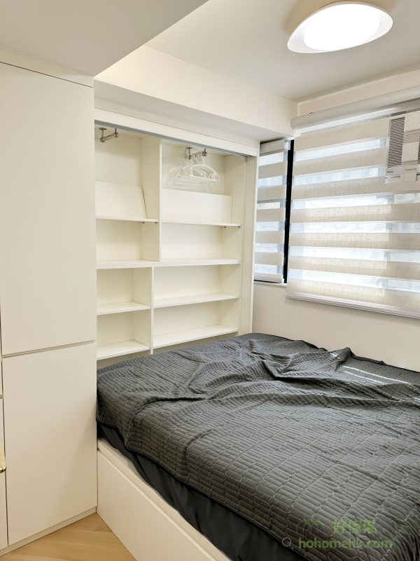 主人房以簡約舒適為主要設計方向，床尾的背景牆採用簡潔線條設計，為整體空間增添了藝術氣息。衣櫃和儲物空間的巧妙佈局，充分考慮到日常使用的便利性，讓每一寸空間都發揮出最大的效益。