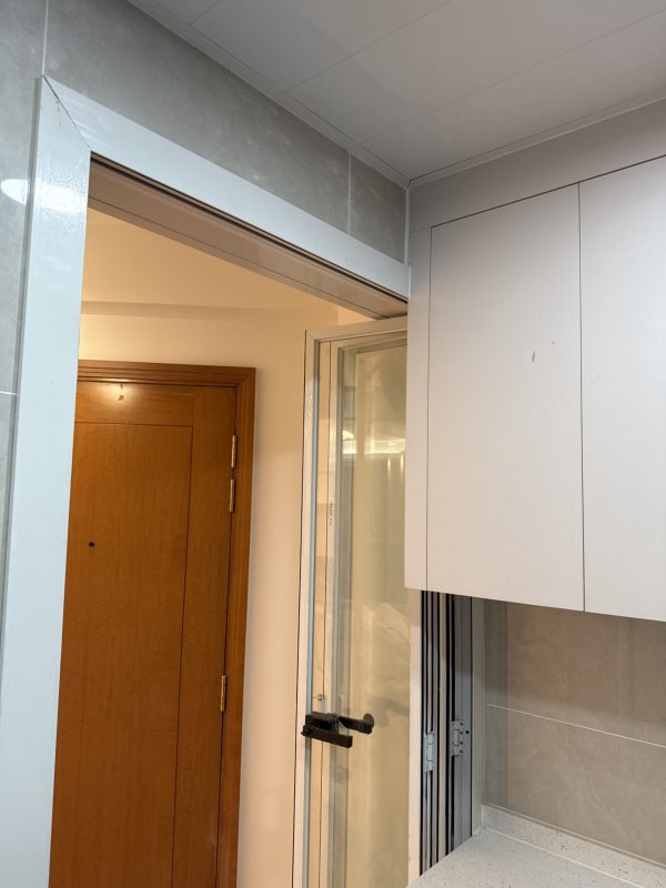 廚房門訂造了3摺門，清玻配白框，與淺色廚櫃非常match！摺門可以預留較大的出入通道，日後要更換洗衣機及雪櫃都比較方便。