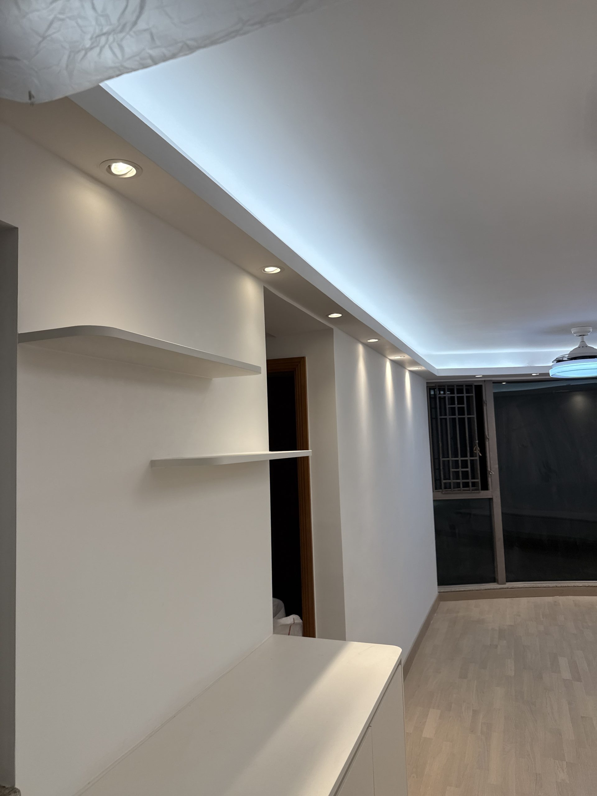 客廳燈槽工程及天花燈安裝完成，客廳即刻變Grand！客廳木板燈槽，批灰油油後與牆身及天花融合，可以做「見光不見燈」的滲光效果，亦可以加射燈，加強部份空間的Spotlight效果，尤其適合用於電視背景牆和飾品展示區。