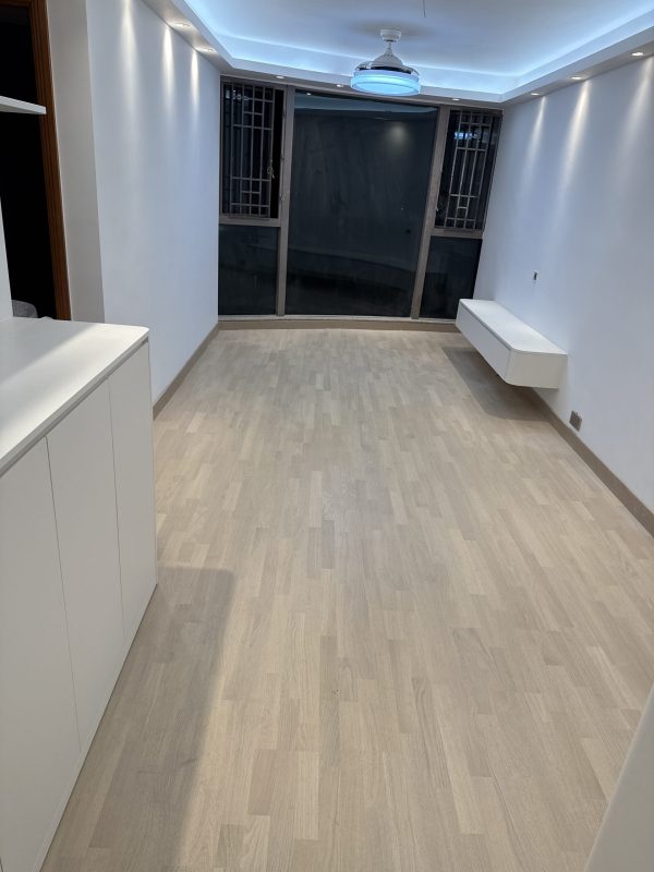 客廳燈槽工程及天花燈安裝完成，客廳即刻變Grand！客廳木板燈槽，批灰油油後與牆身及天花融合，可以做「見光不見燈」的滲光效果，亦可以加射燈，加強部份空間的Spotlight效果，尤其適合用於電視背景牆和飾品展示區。