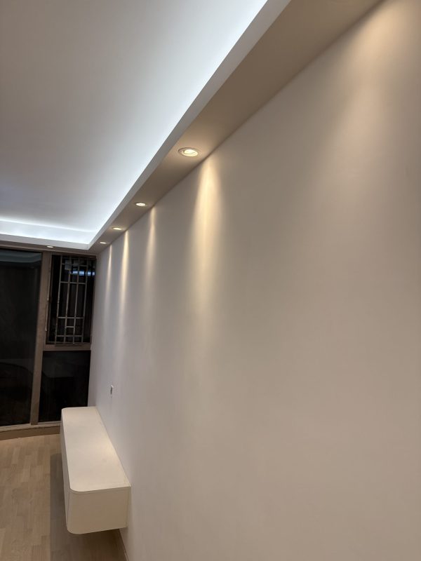 客廳燈槽工程及天花燈安裝完成，客廳即刻變Grand！客廳木板燈槽，批灰油油後與牆身及天花融合，可以做「見光不見燈」的滲光效果，亦可以加射燈，加強部份空間的Spotlight效果，尤其適合用於電視背景牆和飾品展示區。