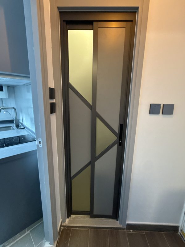 門洞不夠大，廁所可以訂造PD門代替普通的掩門，更加慳位，同時保留更大的開門位置。訂造PD門時，廁所用磨砂玻璃+不透明的鋁板就可以提升私隱度。