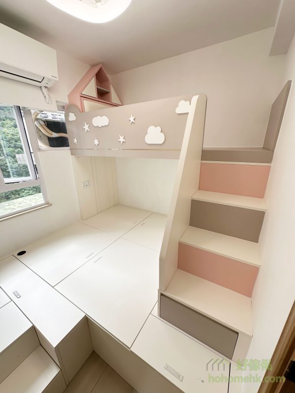 小朋友房的設計充分考慮到小空間的靈活性與功能性。全房地台提供了充足的儲物空間，而樓梯櫃則同時擔任下層床的床頭櫃功能，提升了整體的實用性。上層床的圍欄裝飾以星星和白雲為主題，既美觀好看，更可以增添童趣。