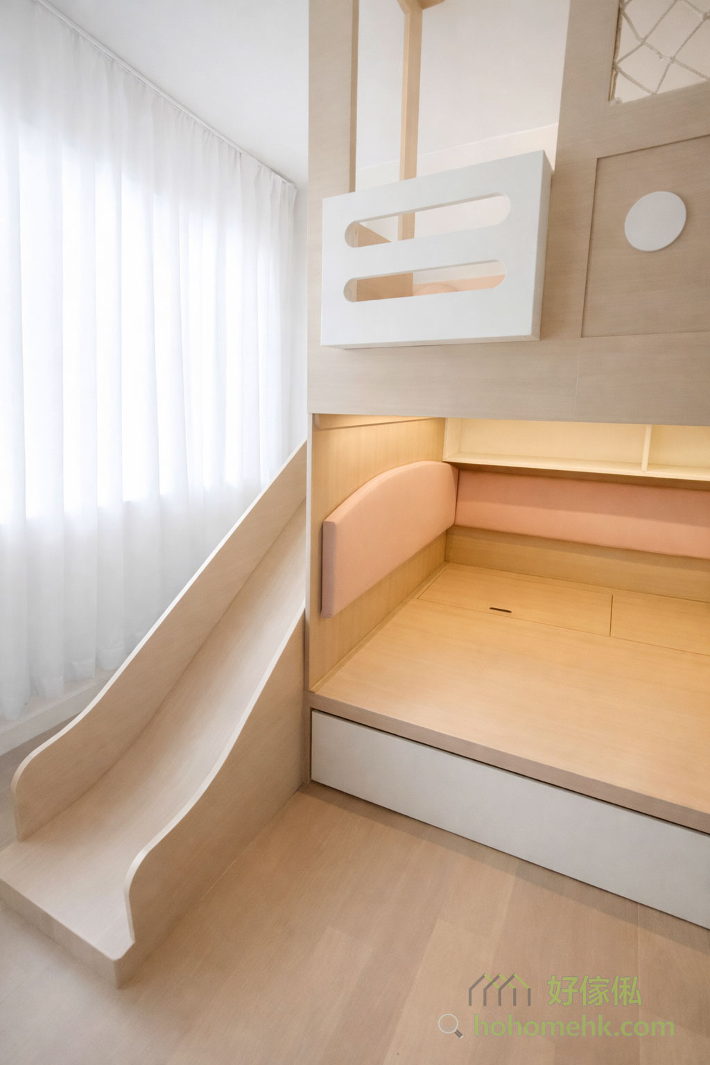 這款兒童閣樓床你以為只是床？錯了，這更是一個小型的兒童樂園，因為有滑梯！床的一側設計了一條滑梯，小朋友可以隨時享受滑梯帶來的樂趣，將房間瞬間變身成為兒童遊樂場。不論是玩耍還是休息，這款設計都能滿足孩子的需求，讓家長也能更安心。另一邊就做了樓梯櫃，方便小朋友上落。