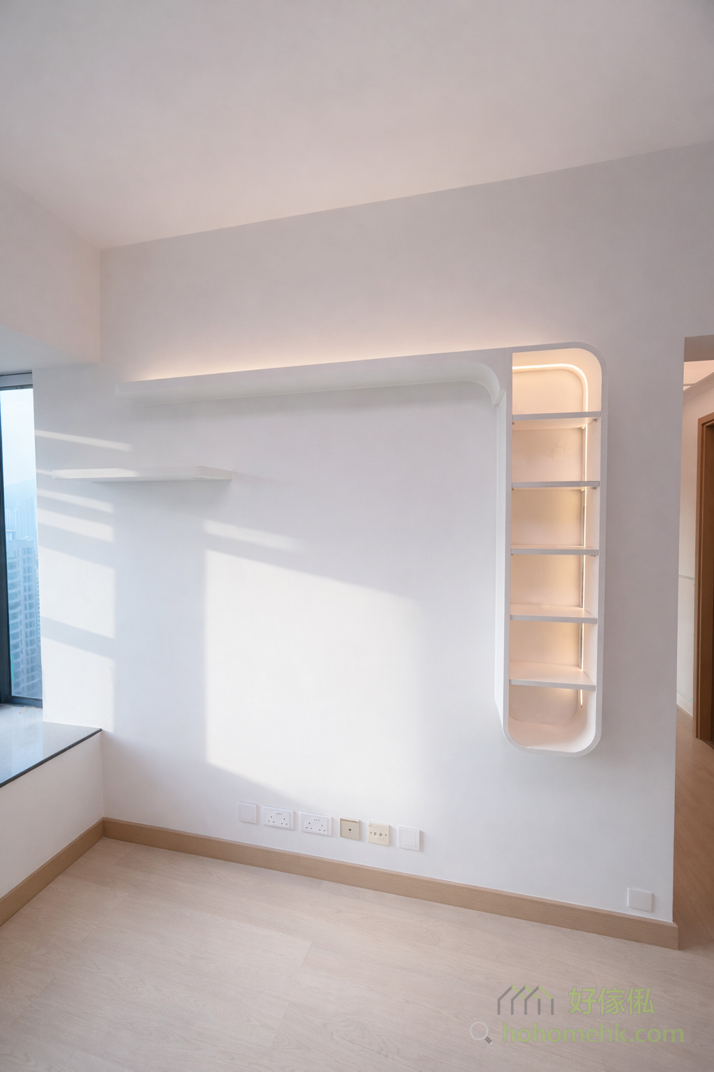 客廳兩組櫃都加入了大量LED暖光燈帶，為空間注入柔和的光線，特別是在晚上，滲光效果讓整體氛圍更顯溫馨。同時，燈帶的功能性也十分突出，為儲物櫃提供了良好的照明，方便日常使用。