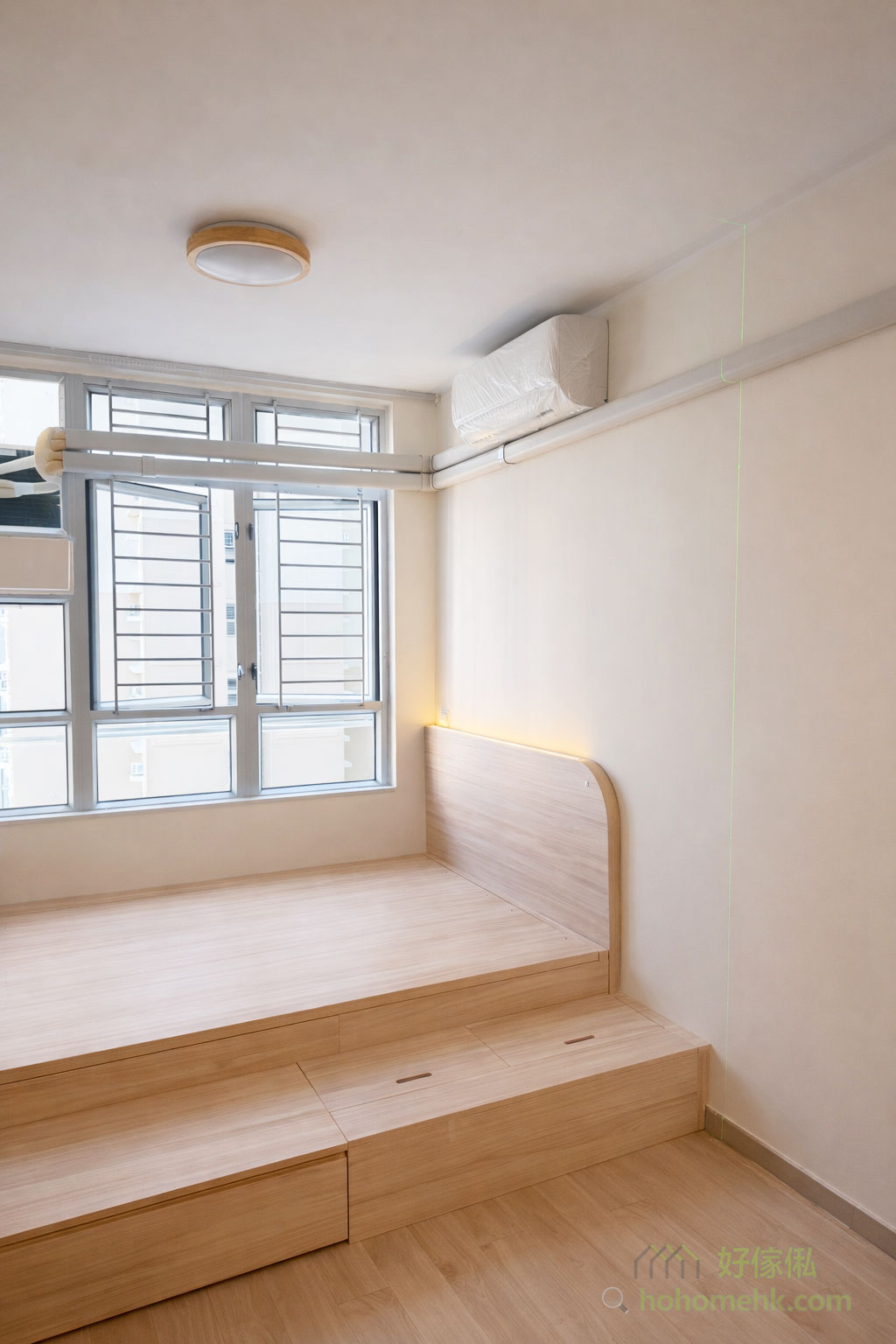 為確保間房趟門的位置準確無誤，我們的師傅會先安裝好衣櫃、油壓床及地台，裝好傢俬之後要安裝間房趟門，在安裝趟門前，先以激光水平儀進行測量，確保門軌與牆身及地台、衣櫃完美對齊。這種專業技術不僅提升了安裝效率，更確保了最終效果的穩定性和耐用性，讓客戶可以安心使用多年。