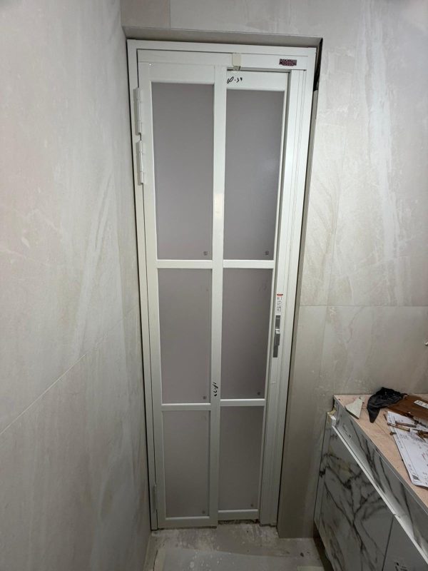 門洞不夠大，廁所及廚房可以訂造PD門代替普通的掩門，更加慳位，同時保留更大的開門位置，方便日後更換家電。訂造PD門時，廚房可以用清玻璃，透光更好，廁所用磨砂玻璃就可以提升私隱度。