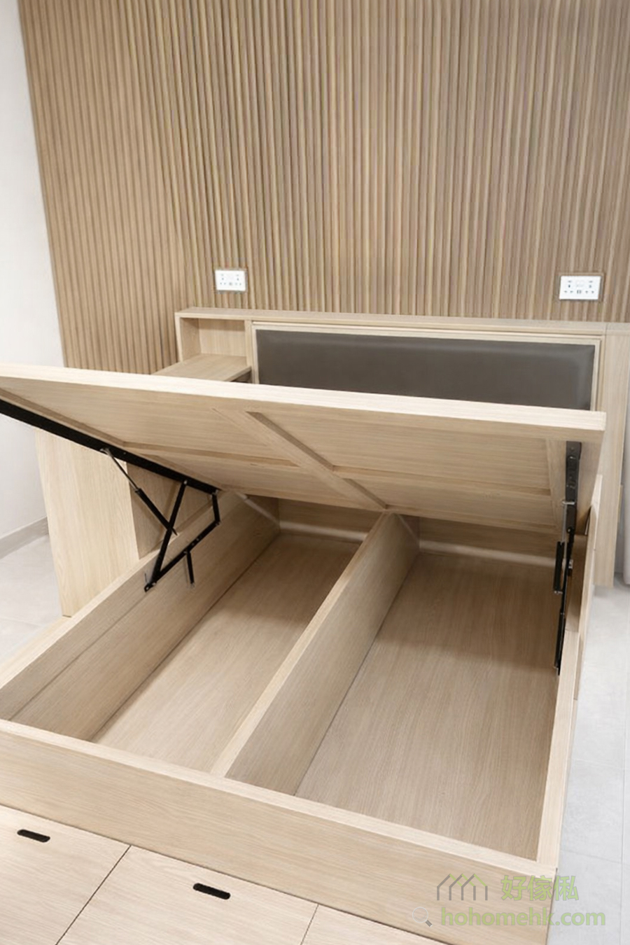 床箱內部採用油壓式設計，輕輕一拉即可揭開，加上還做儲物地台，加高了整體的收納量，內部儲物空間非常充裕，可用於存放被褥、換季衣物等。這樣的設計充分利用了床底空間，對於香港的細單位而言，是解決儲物問題的最佳方案。