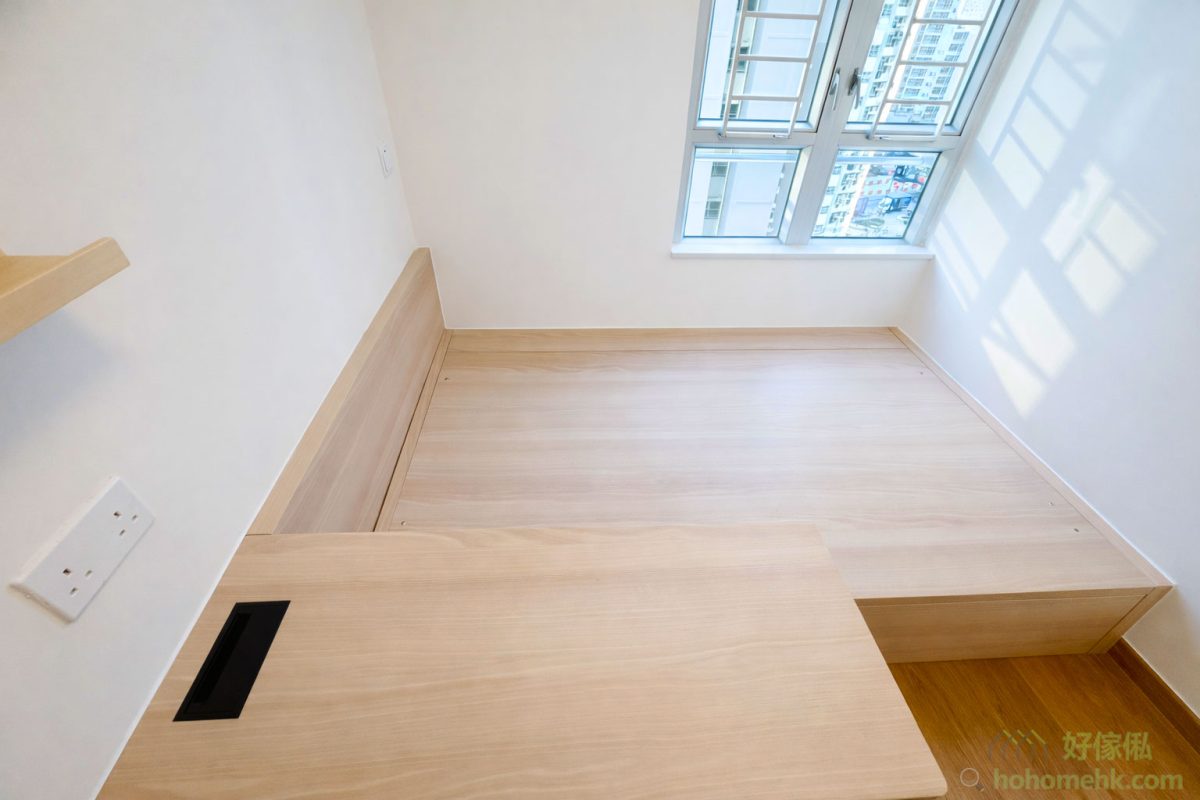 這次兩間房的傢俬均選用了無印風格的淺木紋色，給人一種自然、溫暖的感覺。配合少量白色櫃門與磨砂玻璃，令視覺空間更寬敞，從床、衣櫃到書桌，整體設計簡單而不失功能性，適合追求極簡生活的家庭，亦令空間感顯得更為寬敞明亮。