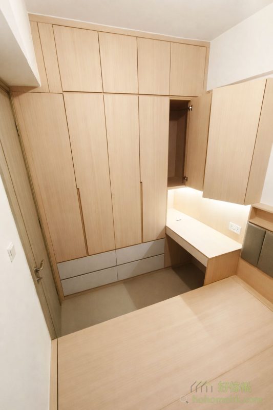 睡房的設計以空間利用為重點，L形轉角衣櫃與梳妝枱完美結合，充分利用每一寸牆身空間。衣櫃內部分層設計，方便分類收納，而梳妝枱的加入則為日常生活帶來更多便利。整體設計簡約而不壓迫，讓小空間也能擁有舒適感。