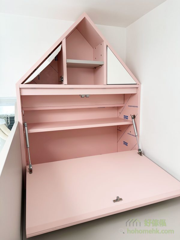 每一級樓梯高度均按小朋友的身高度身訂製，上床後還設有一個屋仔造型的床頭櫃，配備三角形的屋頂儲物空間，充分發揮創意設計的潛力，滿足小朋友對於「專屬空間」的想像。