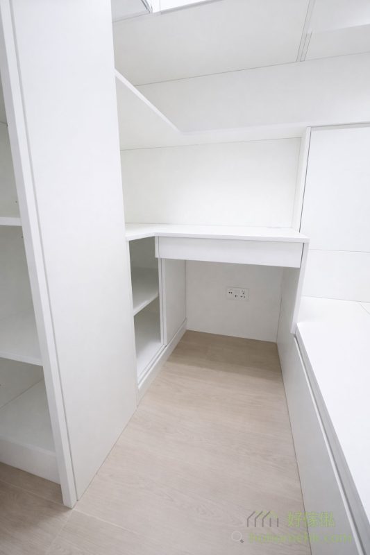 兒童房的設計必須以安全為首要考慮，因此我們選用環保耐用的E0/ENF級數細芯實木夾板，並在每一個邊角處採用圓角處理，減少意外碰撞的風險。純白設計不僅讓空間看起來更大更明亮，還增添了一份高級感，適合長期使用。