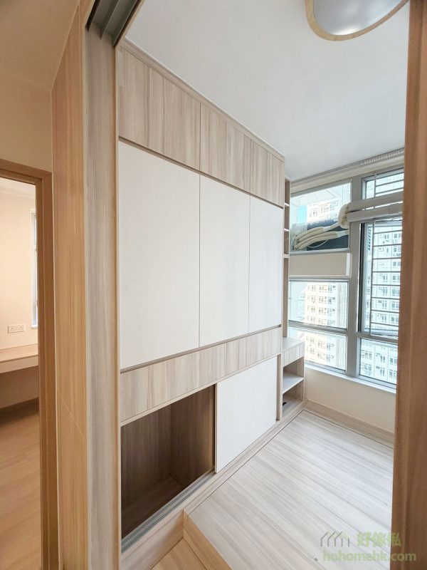 這次兩間房的傢俬均選用了無印風格的淺木紋色，給人一種自然、溫暖的感覺。配合少量白色櫃門與磨砂玻璃，令視覺空間更寬敞，從床、衣櫃到書桌，整體設計簡單而不失功能性，適合追求極簡生活的家庭，亦令空間感顯得更為寬敞明亮。