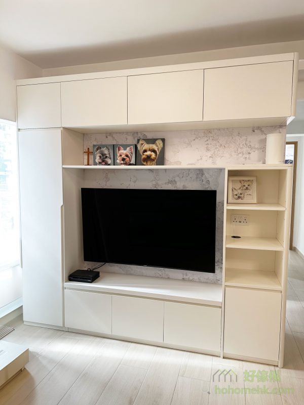 客廳的焦點是長達7尺的電視櫃，採用奶油白色作為櫃身與櫃門的主色，搭配簡約線條，營造出輕盈的視覺效果。雖然電視櫃的尺寸比較大，但整體設計毫不笨重，完美融入客廳空間。