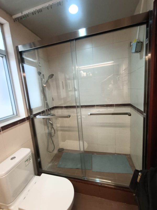 藍田鯉安苑鯉景閣浴屏訂造服務 (不銹鋼框，拉絲銀，一字形，雙趟門，配清玻璃)，包送貨及安裝，可升級清拆及棄置舊浴屏選項。