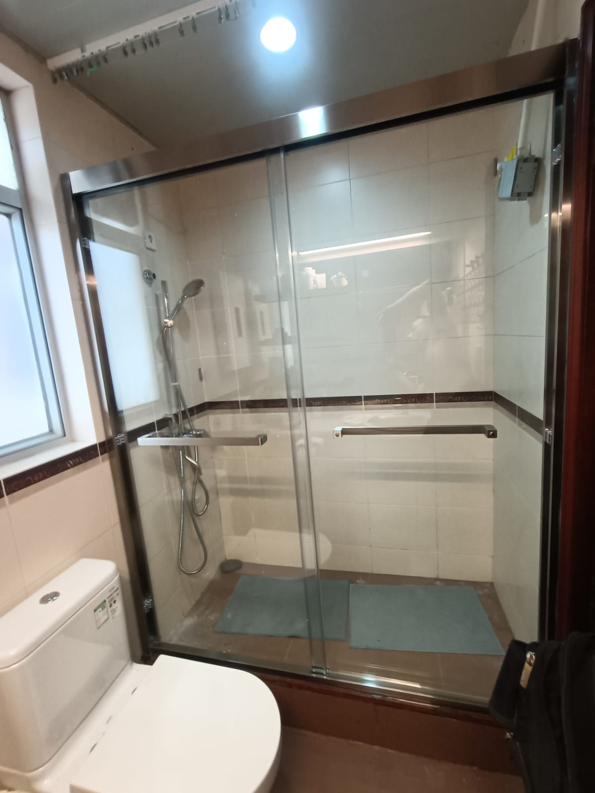 藍田鯉安苑鯉景閣浴屏訂造服務 (不銹鋼框，拉絲銀，一字形，雙趟門，配清玻璃)，包送貨及安裝，可升級清拆及棄置舊浴屏選項。