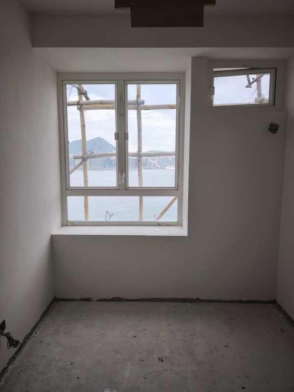 舊屋翻新想邊角位更加直，線條俐落，陽角位可以加膠角才再批灰，以增加垂直度。