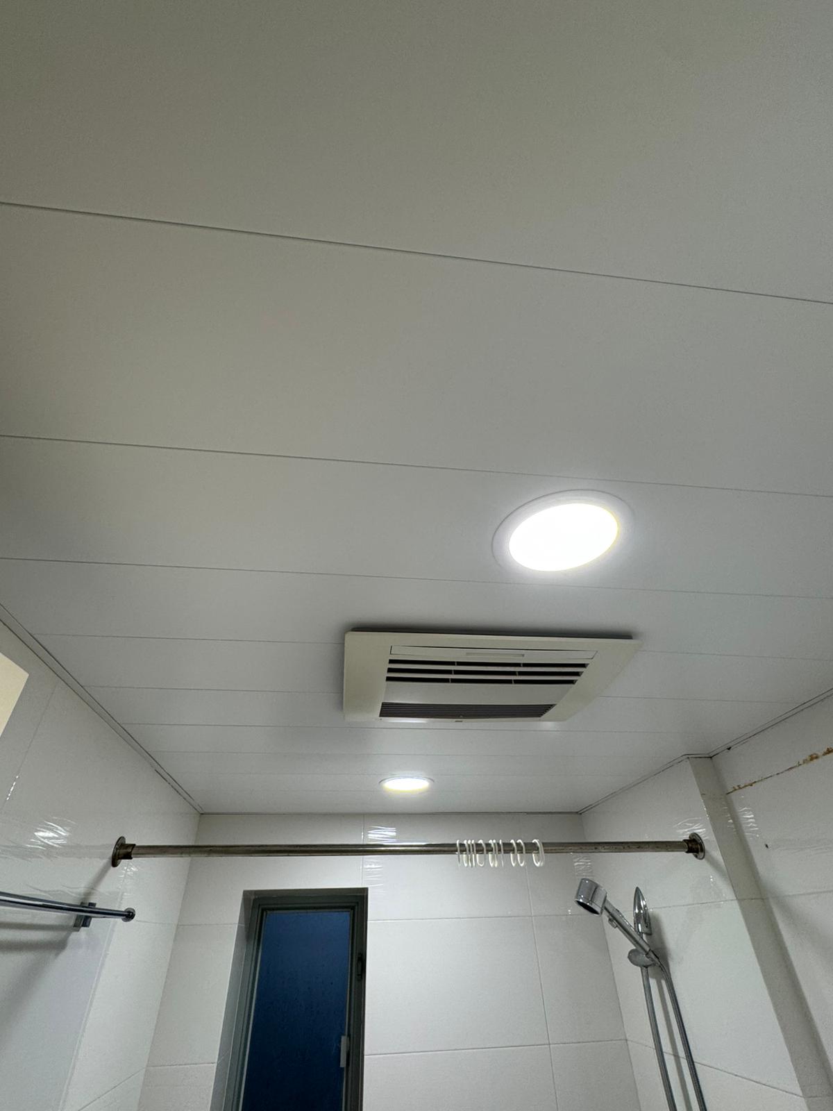 長沙灣碧海藍天廁所鋁質假天花工程連兩盞燈、安裝天花式浴室寶。