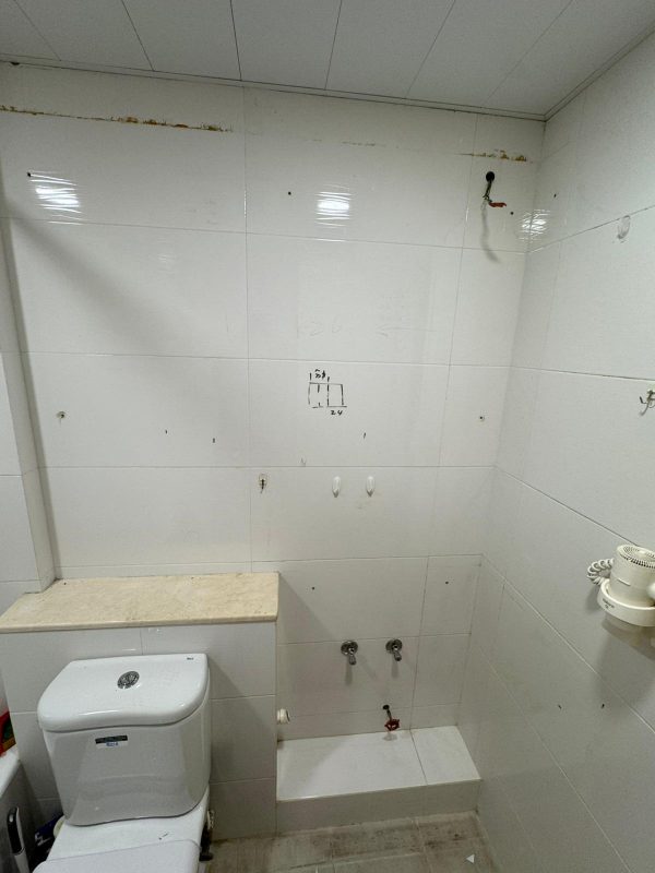 長沙灣碧海藍天廁所鋁質假天花工程連兩盞燈、安裝天花式浴室寶。