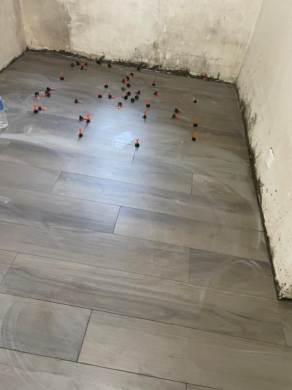 旺角海富苑泥水工程— 客廳及房間鋪木紋磚 (亂工鋪)！木紋磚防水防潮，容易打理及清潔，使用壽命都比木地板及石塑地板長。