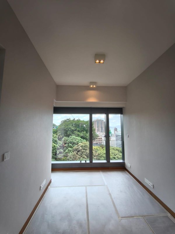 西半山大學閣全屋剷底批灰貼牆布工程完工實拍！想追求一個有質感的家，可以選擇貼牆布代替油漆，價錢雖然較貴，但牆布做到微立體的花紋效果，在燈光的照射下，不同角度會展現不同的美感。