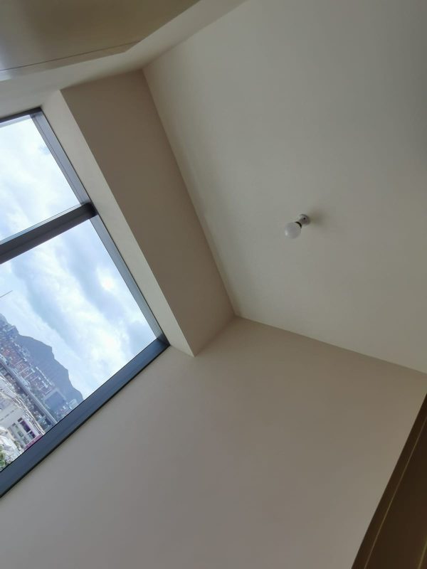 硅藻泥施工現場實拍。硅藻泥近年成成為裝修新寵兒，選擇以淺色為主，可以髹出獨特的質感，無論是簡約風抑或現代風家居風格都配搭得到。