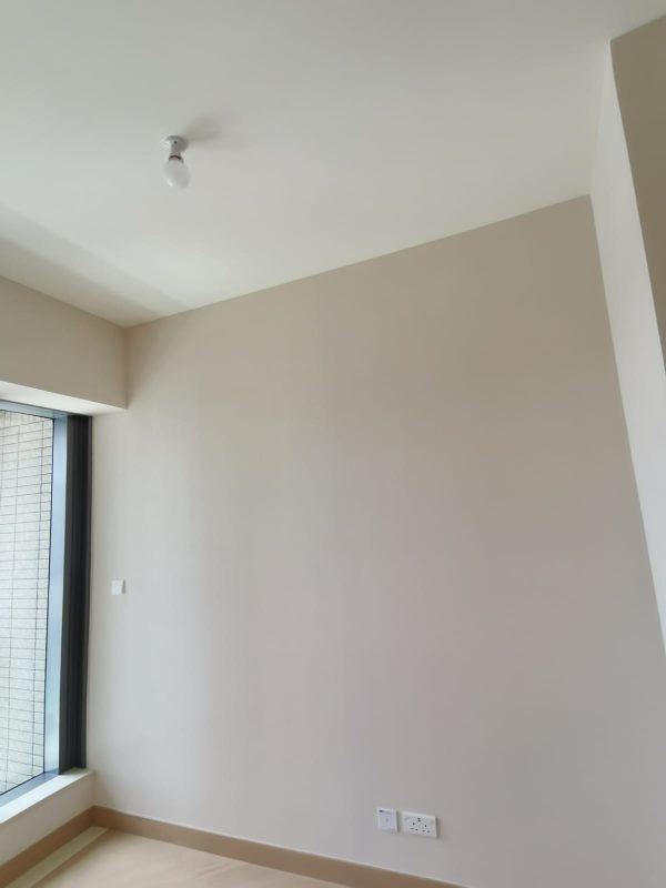 硅藻泥施工現場實拍。硅藻泥近年成成為裝修新寵兒，選擇以淺色為主，可以髹出獨特的質感，無論是簡約風抑或現代風家居風格都配搭得到。