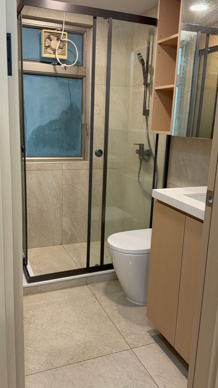 深井碧堤半島浴屏訂造服務 (不銹鋼框，拉絲黑，L形，雙趟門，配清玻璃)，包送貨及安裝，可升級清拆及棄置舊浴屏選項。