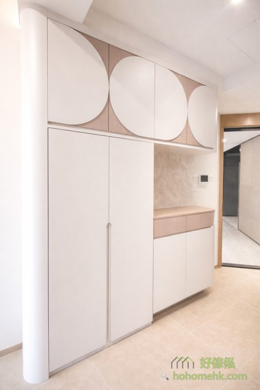 客廳的C字櫃以獨特的門板造型成為視覺焦點，設計簡約而不過時，完美融合時尚與實用性。其柔和的圓弧線條和淺色調，營造出溫暖舒適的家居氛圍，適合不同風格的室內設計，無論是現代還是經典。