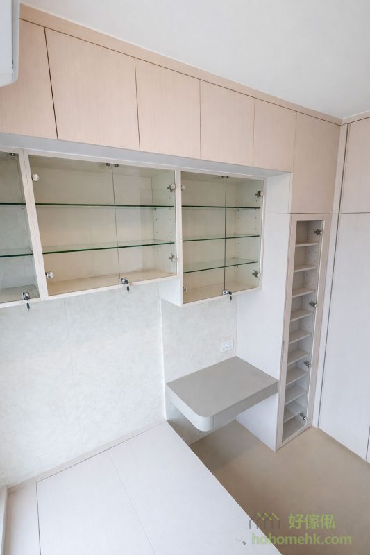 兩間房的衣櫃及吊櫃設計以輕盈感為主，避免因大型傢俬而壓縮視覺空間。設計師特意採用簡約的線條及淺色木紋，營造出空間延伸的效果，同時保持足夠的儲物容量，讓功能性與美觀性達到完美平衡。