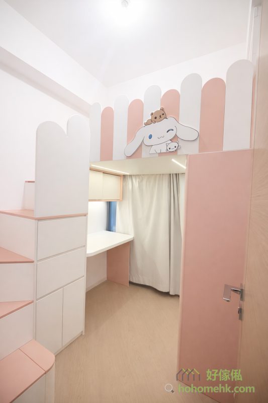 小朋友房以粉紅和白色的經典配搭為主，並加入小朋友喜愛的卡通人物造型 — 玉桂狗，整體充滿童趣與活力。這樣的設計不僅能讓孩子擁有愉快的童年記憶，還能激發他們的創造力和想像力。同時，收納櫃和書桌的設置，亦能滿足學習與儲物的需求，為孩子打造一個多功能空間。