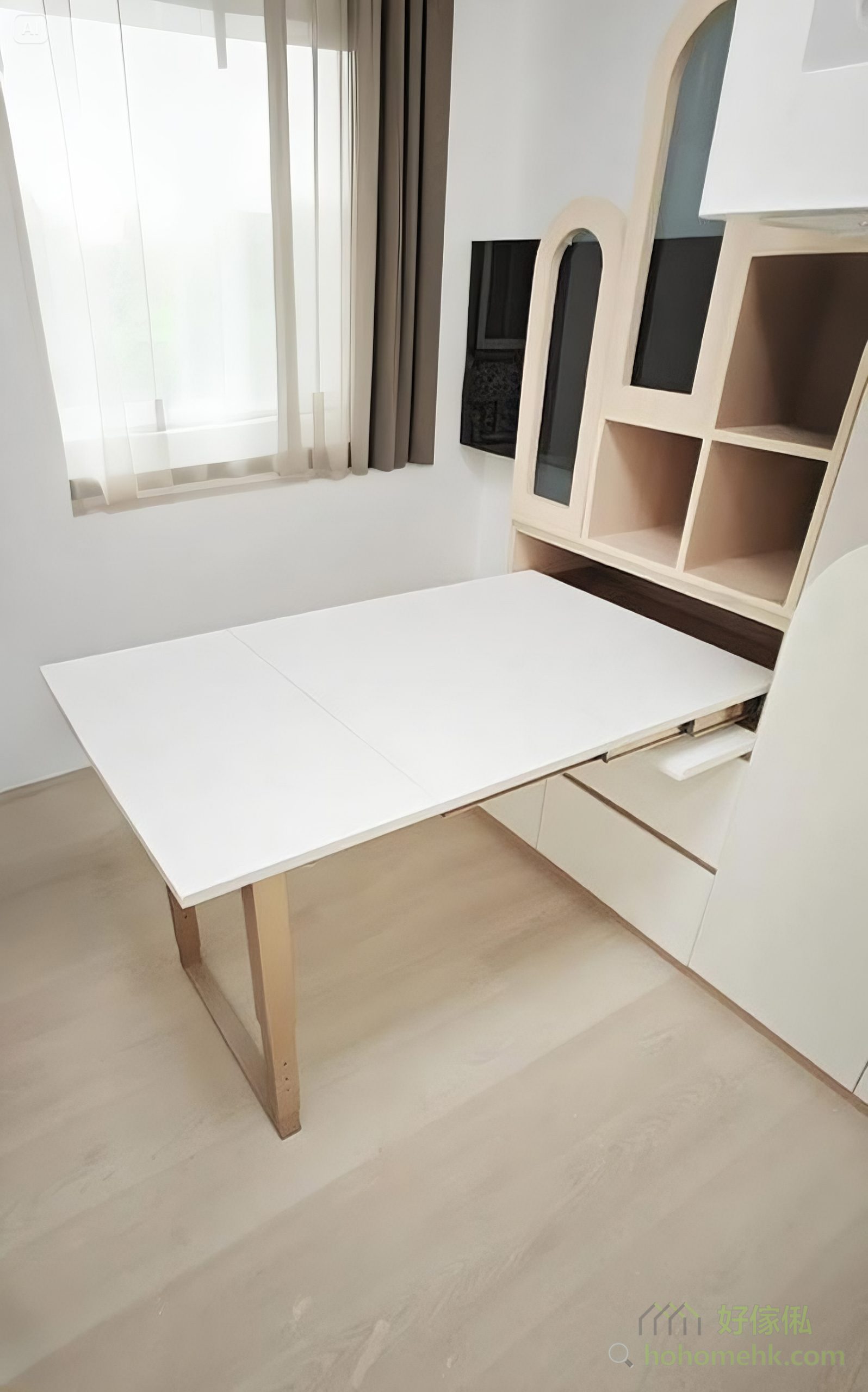 下層的衣櫃不僅容量充足，更內置觸控式燈帶，方便客戶隨時取物。另一邊的收納櫃設計亦十分實用，能夠收納日常雜物，保持空間整潔。此外，隱藏式餐枱的亮點設計，只需10秒即可展開，成為用餐或工作的理想桌面。這種靈活的功能配置，讓小單位亦能享受大空間的便利。