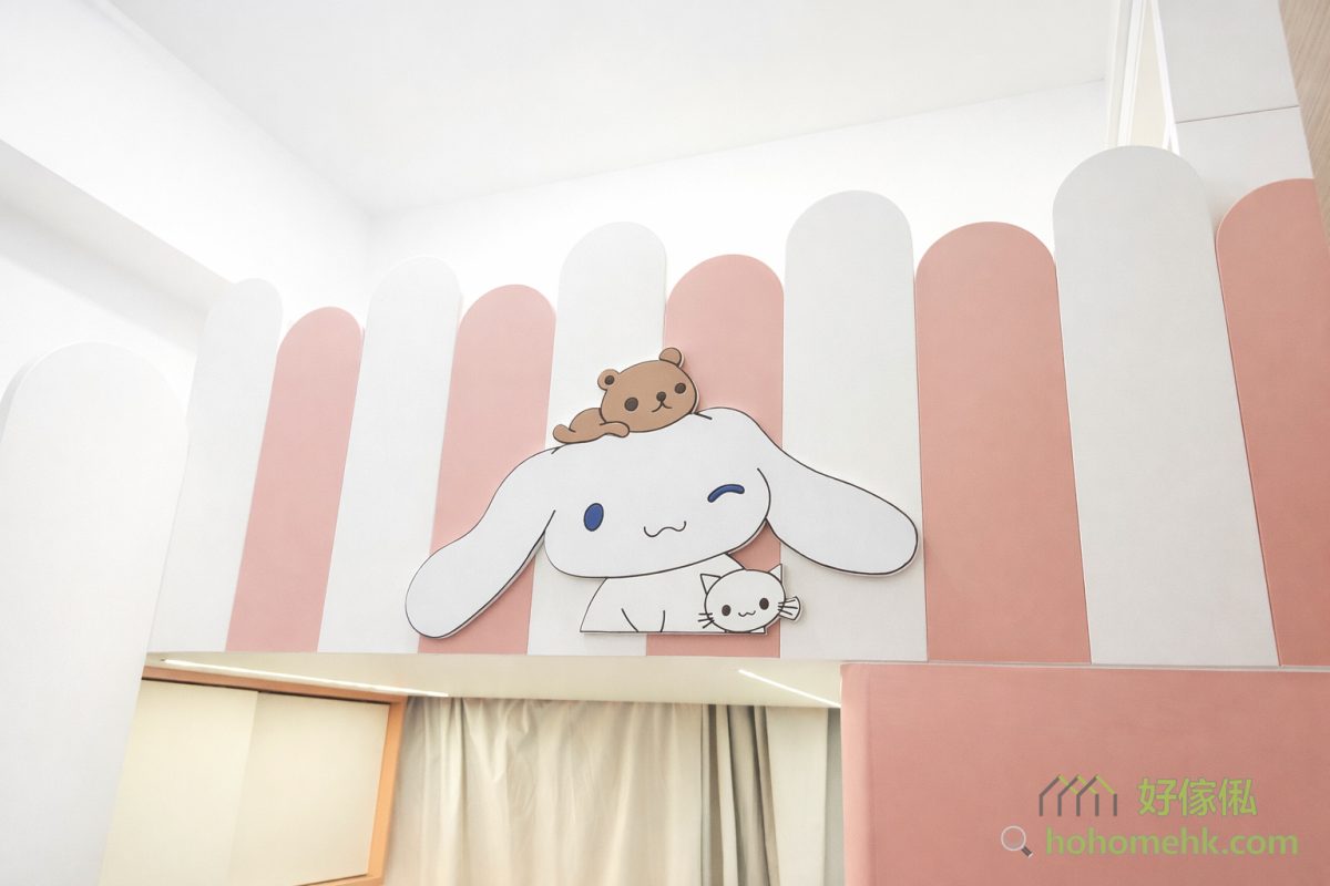 小朋友房以粉紅和白色的經典配搭為主，並加入小朋友喜愛的卡通人物造型 — 玉桂狗，整體充滿童趣與活力。這樣的設計不僅能讓孩子擁有愉快的童年記憶，還能激發他們的創造力和想像力。同時，收納櫃和書桌的設置，亦能滿足學習與儲物的需求，為孩子打造一個多功能空間。