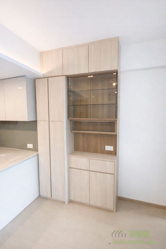 廳櫃與房櫃的玻璃門設計，不但增加了空間的通透感，還有效反射自然光，令整個室內顯得更寬敞明亮。這種細膩的設計手法，既提升了家居的實用性，亦帶來現代簡約的時尚感，為小單位住戶提供了更舒適的居住體驗。