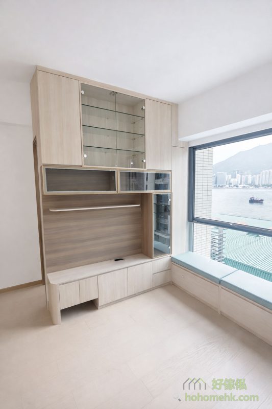 廳櫃與房櫃的玻璃門設計，不但增加了空間的通透感，還有效反射自然光，令整個室內顯得更寬敞明亮。這種細膩的設計手法，既提升了家居的實用性，亦帶來現代簡約的時尚感，為小單位住戶提供了更舒適的居住體驗。