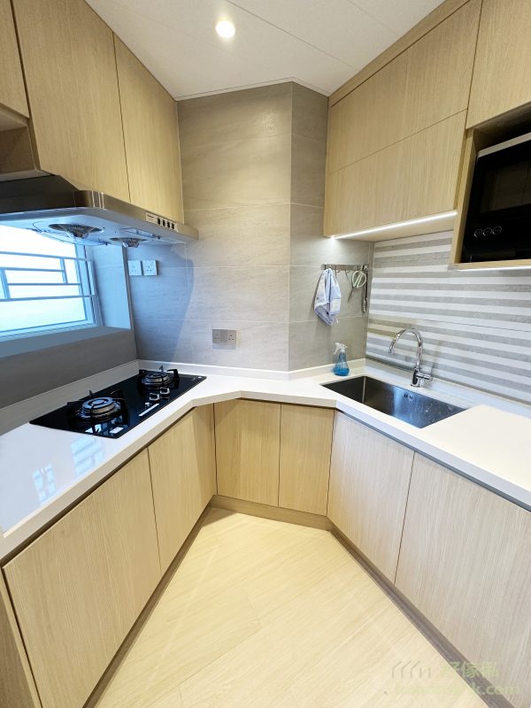 在香港，不規則形狀的廚房並不少見，而針對這些空間，訂造廚櫃顯得尤為重要。這次為客人設計的廚櫃，特意針對廚房的斜角位置進行調整，利用較淺的枱面設計，既增加暫存空間，又不影響使用流暢度。通過精準的測量和設計，將每一寸空間都發揮到極致。