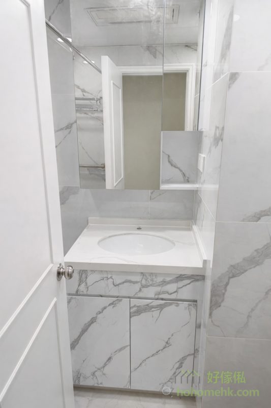 大理石紋設計一直以來都被視為室內設計中的經典之選，其天然石紋的紋路與柔和色調，輕鬆為浴室空間增添一份尊貴感。今次的客戶全新裝修的浴室，選用了大理石紋作為浴室的風格，所以浴室櫃都希望用相同的風格，做生彷如原生的效果。浴室櫃雖然以木夾板做櫃身，但夾板同樣可以選用大理石紋的飾面，融入浴室的裝修，形成和諧一致的整體效果。無論是牆面還是地面，大理石紋都能營造出高雅而不失現代氣息的家居體驗。