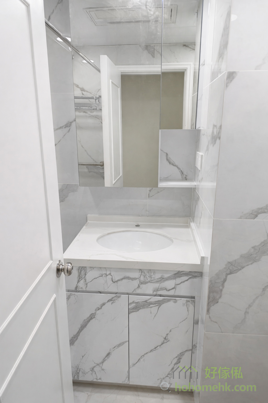 大理石紋設計一直以來都被視為室內設計中的經典之選，其天然石紋的紋路與柔和色調，輕鬆為浴室空間增添一份尊貴感。今次的客戶全新裝修的浴室，選用了大理石紋作為浴室的風格，所以浴室櫃都希望用相同的風格，做生彷如原生的效果。浴室櫃雖然以木夾板做櫃身，但夾板同樣可以選用大理石紋的飾面，融入浴室的裝修，形成和諧一致的整體效果。無論是牆面還是地面，大理石紋都能營造出高雅而不失現代氣息的家居體驗。