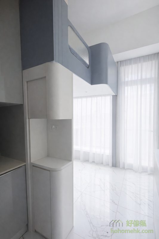 現代香港的開放式單位面積有限，但透過精心設計的閣樓床，可以輕鬆將有限地面空間「倍增」。閣樓床將水平與垂直空間完美結合，上層是舒適的睡眠區，下層則可靈活作為儲物、工作或娛樂用途。這種設計不僅實用，更讓單位顯得更敞亮有序。