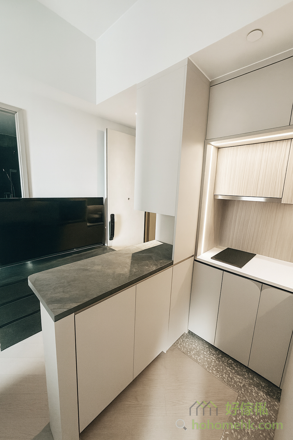 開放式廚房的中島櫃不僅功能多變，更大大提升空間的實用性。中島櫃可以作為備餐區，同時也能當作臨時的用餐桌。一些訂造設計更能把它巧妙地成為廚房和玄關的分隔屏障，為家中注入外國家居的時尚氛圍及獨特格調。此外，中島櫃還可加設抽屜儲物，方便擺放餐具或日常用品，既實用又美觀。