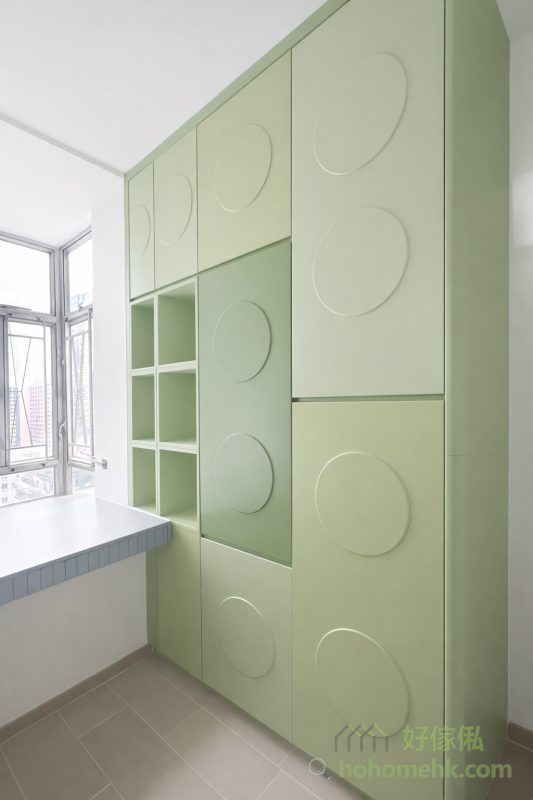 仔仔房的訂造傢俬設計，採用焗漆工藝，能調較出小朋友最喜歡的顏色，實現漸層拼色效果，讓房間更具童話氣息。而且衣櫃連書櫃還融入了 LEGO 元素，既實用又具有創意造型，滿足小朋友的遊玩及儲物需要，讓房間成為他們的夢想天地。而組合床那邊，因為考慮到會有卡通床單或公仔等等，就選用了沉穩的灰色為主，平衡全房的色彩。