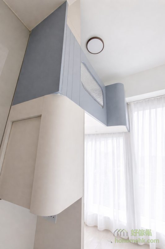 現代香港的開放式單位面積有限，但透過精心設計的閣樓床，可以輕鬆將有限地面空間「倍增」。閣樓床將水平與垂直空間完美結合，上層是舒適的睡眠區，下層則可靈活作為儲物、工作或娛樂用途。這種設計不僅實用，更讓單位顯得更敞亮有序。