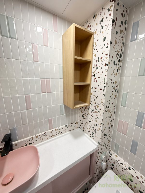 櫃身採用焗漆工藝，實現甜美的淺粉紅色調，為浴室增添一份浪漫與溫馨。這種設計風格既能融入馬卡龍主題，又具備高度耐用性，防潮防水，適合長期使用，同時滿足個性化設計需求。