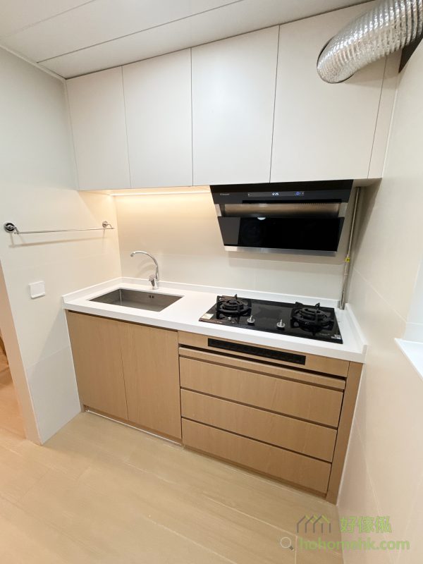 日式廚房特別注重收納細節，吊櫃與地櫃的設計均以實用為核心，最大化收納容量。吊櫃的簡約線條與地櫃的多層抽屜，能滿足不同類型的廚房用品儲放需求，同時保持整體空間的有序感，保持廚房整潔無雜亂。