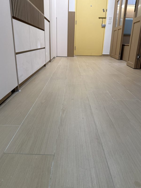 觀塘順天邨泥水工程— 客廳及房間鋪木紋磚 (亂工鋪)！木紋磚防水防潮，容易打理及清潔，使用壽命都比木地板及石塑地板長。