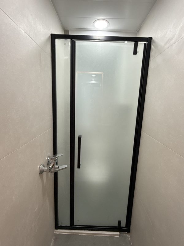 觀塘順天邨浴屏訂造服務 (不銹鋼框，啞黑，單開門，配磨砂玻璃)，包送貨及安裝，可升級清拆及棄置舊浴屏選項。單開門浴屏款式，非常慳位，公屋廁所都可以做到乾濕分離，提升生活質素。