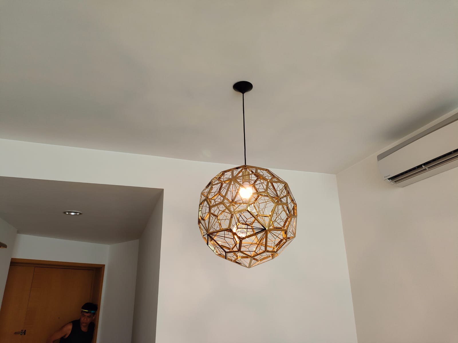 全屋燈具安裝服務，裝修客戶如果有天花燈或壁燈等燈具需要安裝，都可以連同裝修工程一齊處理。