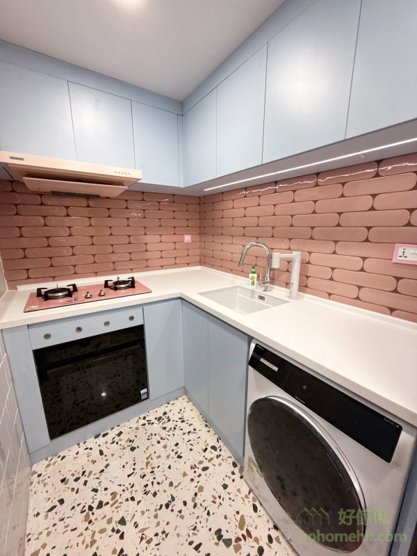 廚櫃吊櫃底部加入內嵌式LED燈帶設計，實現功能與美感的完美結合。燈光可有效改善廚房的照明條件，避免出現光線死角，讓每一個細節都清晰可見。再美的廚櫃設計，都要有充足的光線才能彰顯出來。不論是煮飯還是清潔，這份貼心的設計都令操作變得更加方便，同時為廚房增添一份溫馨氣氛。