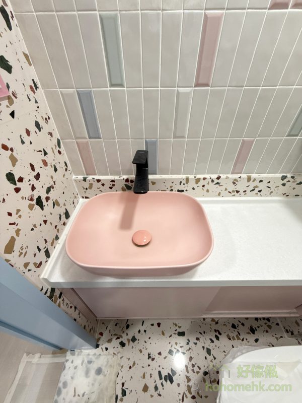 地櫃採用懸空設計，讓浴室的地面清潔變得輕鬆快捷。無需擔心櫃底積塵或濕氣問題，特別適合香港潮濕的氣候環境。這種設計不但提升整體美感，還加強了日常清潔的便利性。