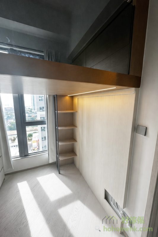 高樓底房間透過訂造大閣樓，可以輕鬆將空間分成上下兩層。上層設為休息區，成為屬於個人的安靜天地，下層則結合大衣櫃和工作、遊戲空間，滿足儲物和生活多功能需求。這類設計不僅優化空間使用率，更提升整體的居住舒適度。